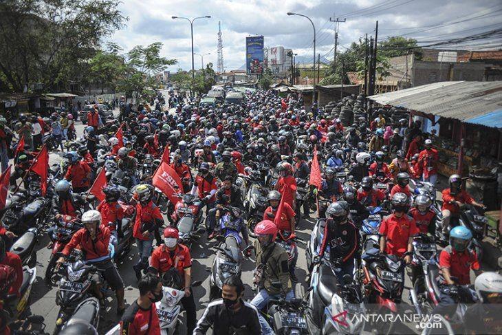 [BREAKING] Tolak UU Ciptaker, Buruh Blokade Jalan Raya Rancaekek-Cileunyi