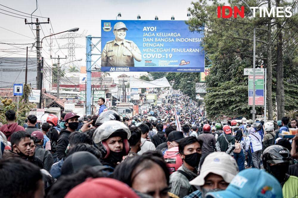 Ribuan buruh di Kabupaten Bandung Barat turun ke jalan tolak Omnibus Law. (IDN Times/Bagus F)