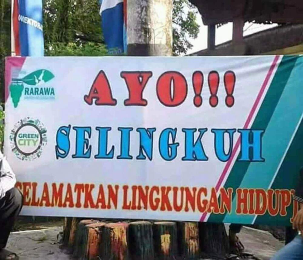 9 Tulisan Banner di Indonesia yang Bikin Garuk-garuk Kepala, Kocak!
