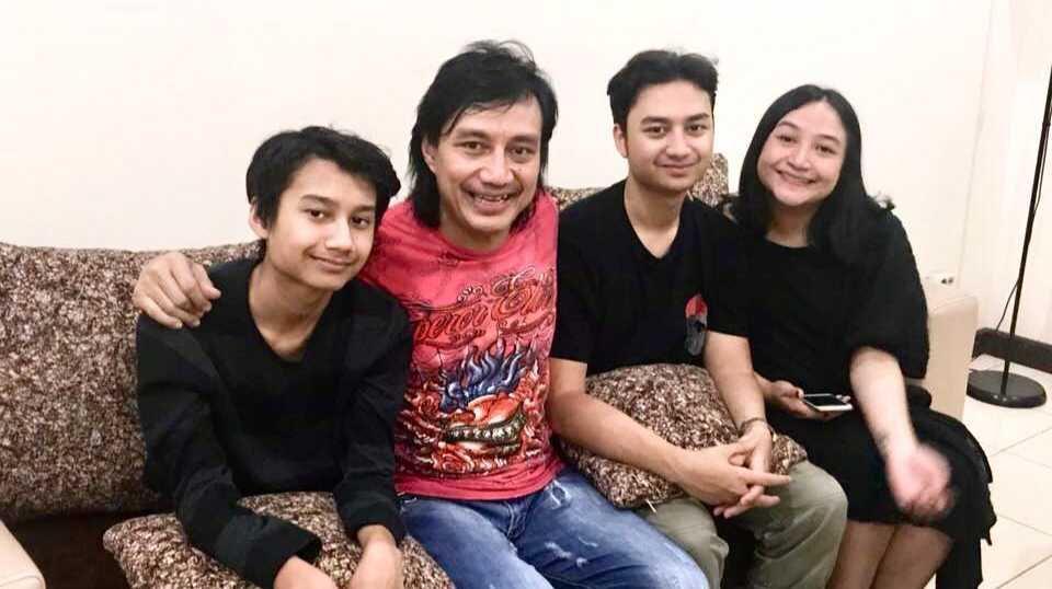 Pisah dengan Ira Wibowo, 9 Potret Katon Bagaskara Bersama Anaknya