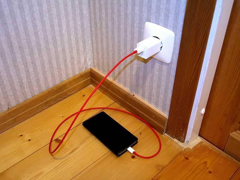 Charger HP Watt Besar, Apakah Aman? Ini Penjelasan Lengkapnya | IDN Times