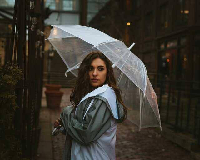 Perempuan memakai payung (Unsplash.com/Josh Hild)