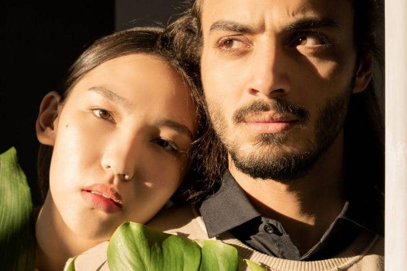 5 Tanda Pacar Sedang Menyembunyikan Sesuatu Darimu, Kira-kira Apa ya?