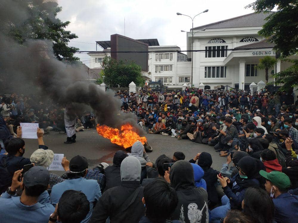Tolak Omnibus Law, Mahasiswa Bandung Bakar Ban di Depan DPRD Jabar