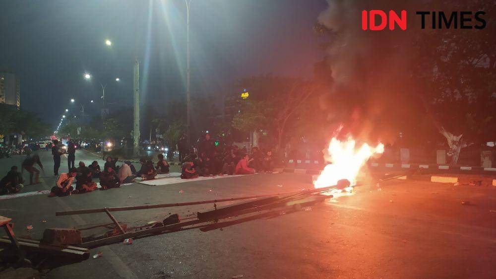Aksi tolak pengesahan Omnibus Law di Makassar, Selasa (6/10/2020) berlangsung hingga malam. IDN Times/Asrhawi Muin