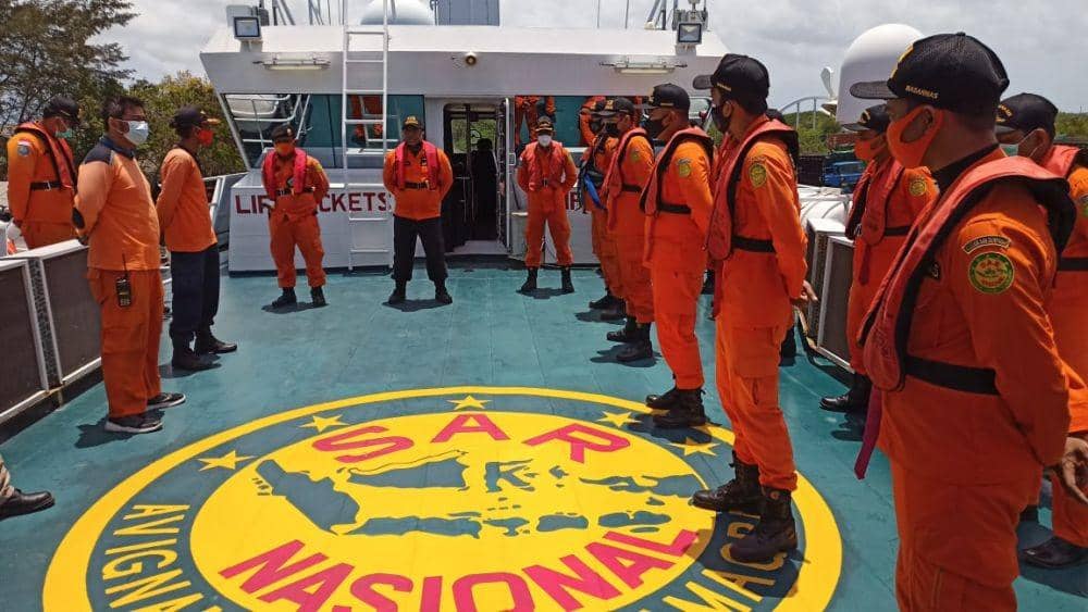 Pencarian kapal ikan yang kemasukan air (Dok.IDN Times/Humas Basarnas Bali)