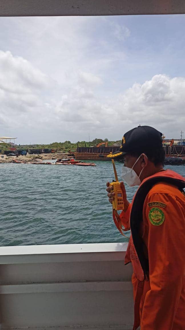Pencarian kapal ikan yang kemasukan air (Dok.IDN Times/Humas Basarnas Bali)