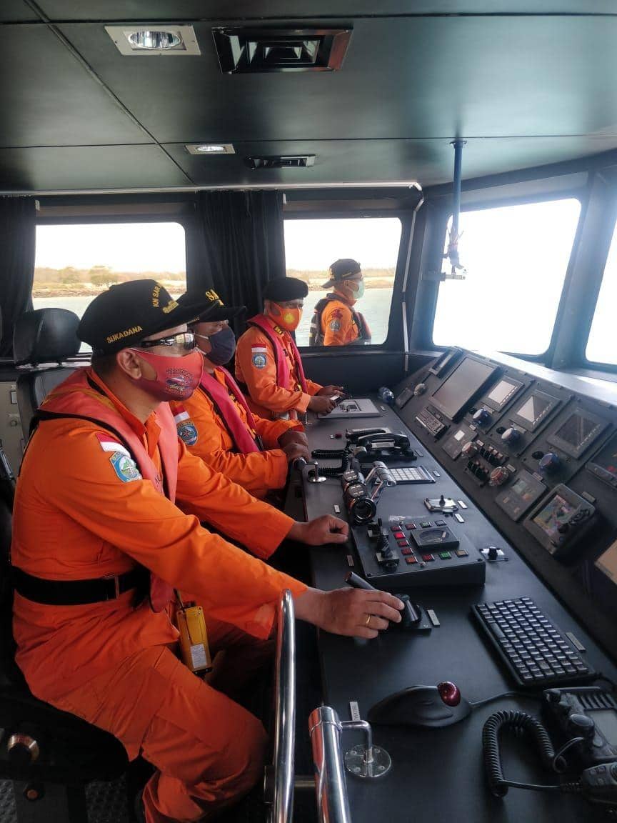 Pencarian kapal ikan yang kemasukan air (Dok.IDN Times/Humas Basarnas Bali)
