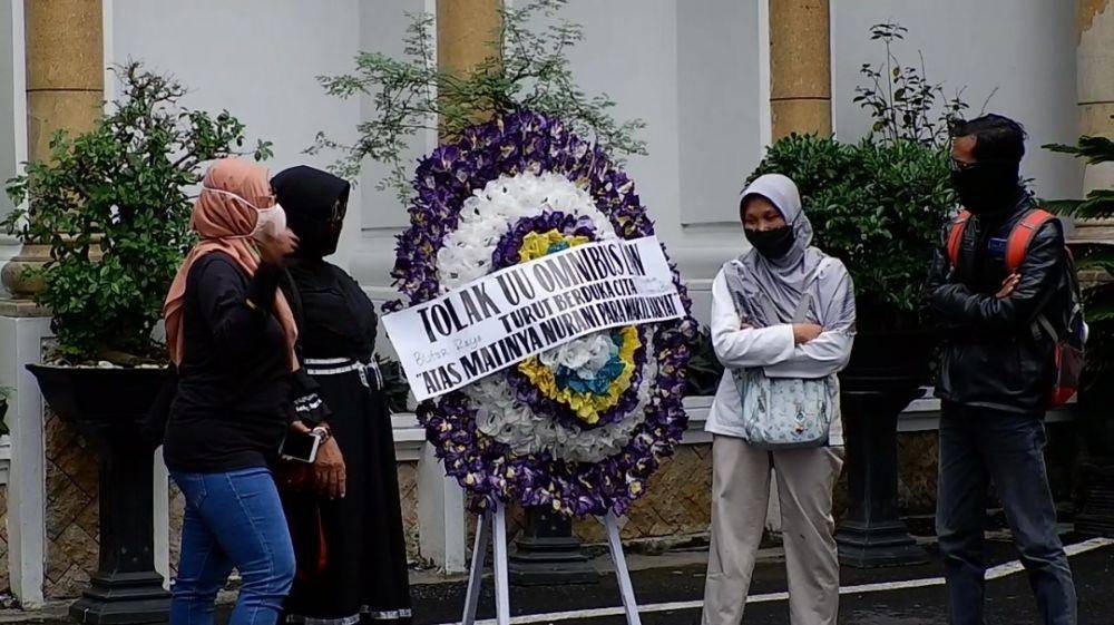 Kelompok perempuan di Blitar berikan karangan buka prihatin pengesahan UU Omnibus Law, IDN Times / istimewa