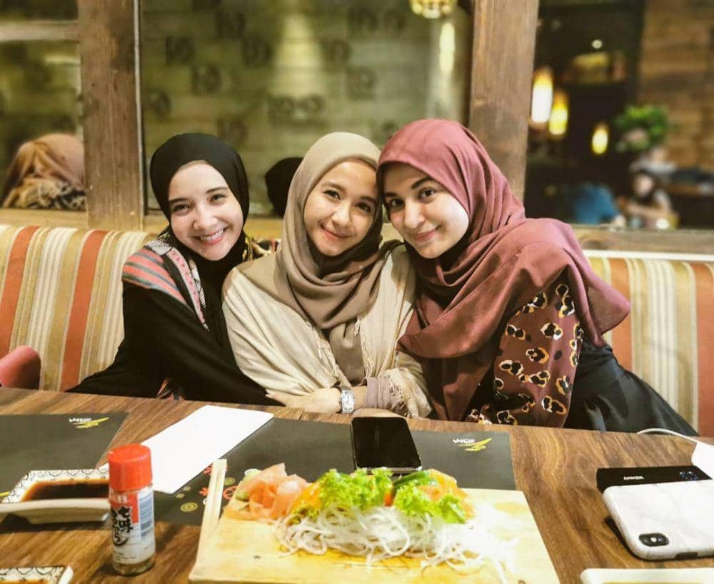 Friendship Goals! 10 Potret Persahabatan Laudya, Zaskia, dan Shireen