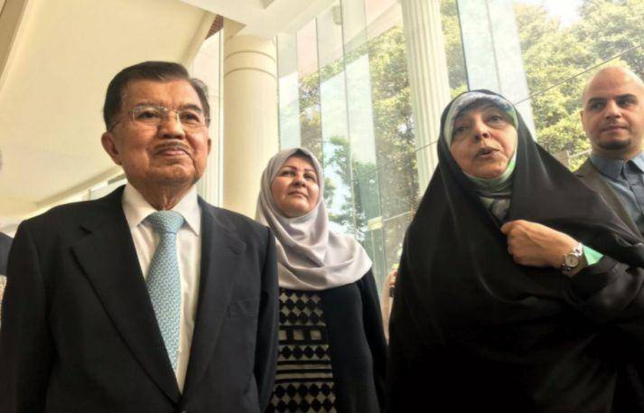 Wakil Presiden Jusuf Kalla (kiri) bersama Wapres Iran Masoumeh Ebtekar (kanan) (ANTARA FOTO/Fransiska Ninditya)