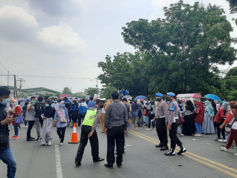 Buruh di Serang Turun Ke Jalan, Kawasan Industri Cikande Lumpuh