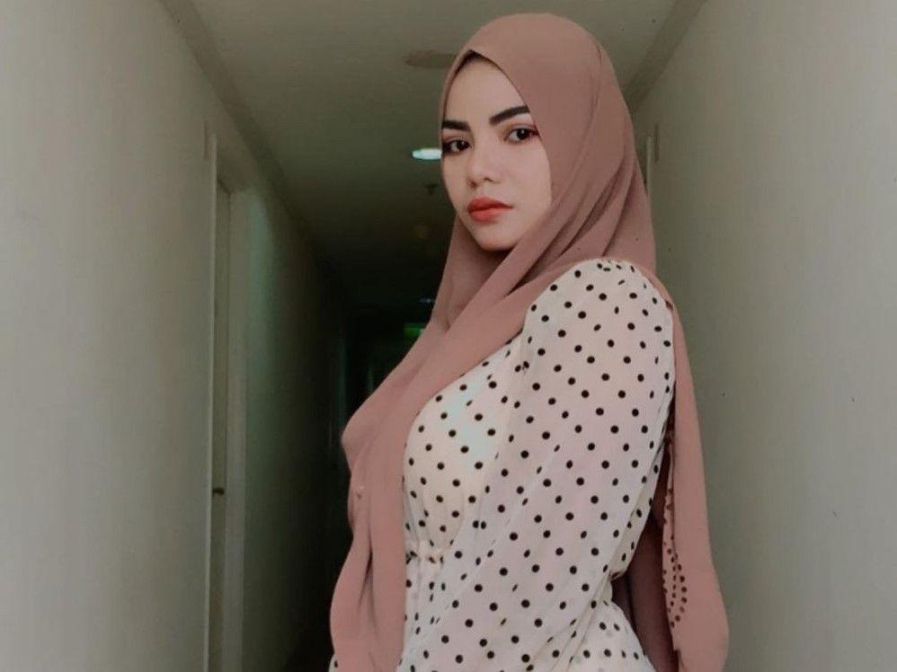 Mengaku Masih Belajar, 10 Potret Adem Dinar Candy saat Pakai Hijab!