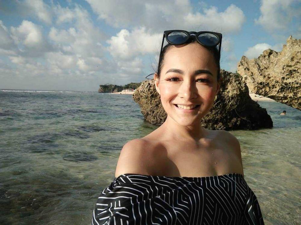 10 Potret Awet Muda Dewi Rezer yang Semakin Menawan di Usia 40 Tahun