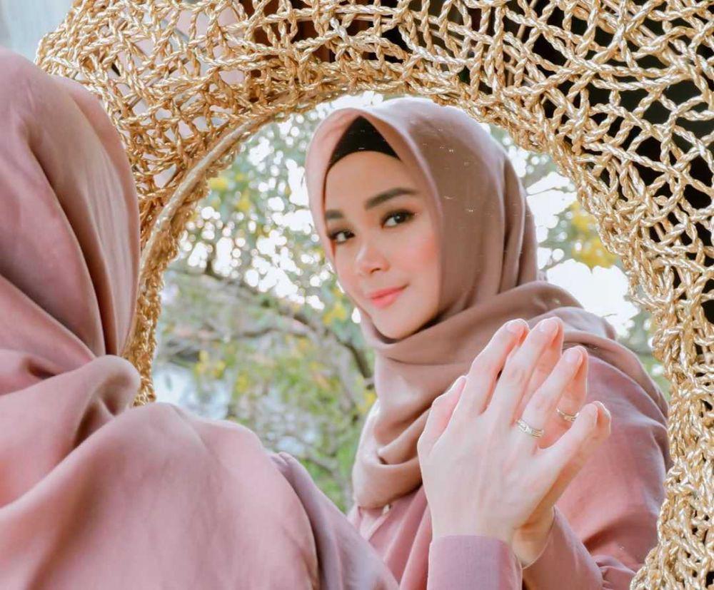 Sudah 32 Tahun, 10 Potret Awet Muda Sheza Idris yang Kian Memesona