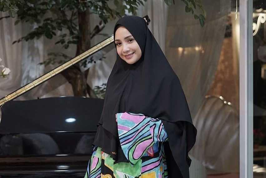 10 Potret Menawan Nagita Slavina dalam Balutan Hijab, Bikin Adem!