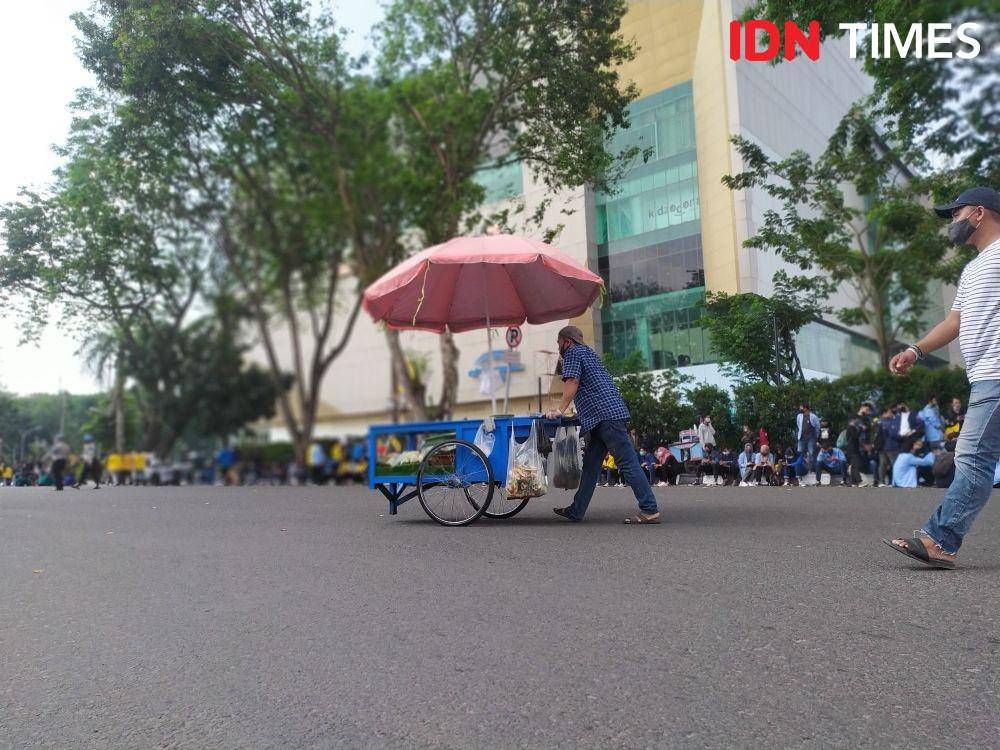 Pedagang asongan di tengah aksi UU Cipta Kerja (IDN Times/Feny Maulia Agustin)