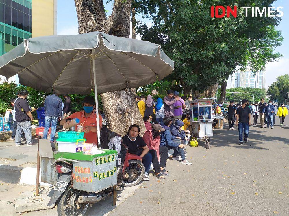 Pedagang asongan di tengah aksi UU Cipta Kerja (IDN Times/Feny Maulia Agustin)