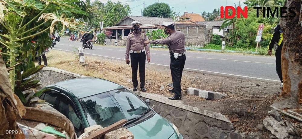 Laka Tunggal di Jalan Paris, Toyota Vios Oleng Masuk Parit