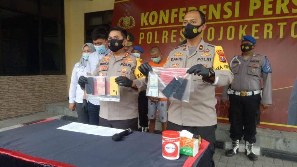 Polisi menunjukkan barang bukti kasus prostitusi online. Dok.IDN Times/Istimewa
