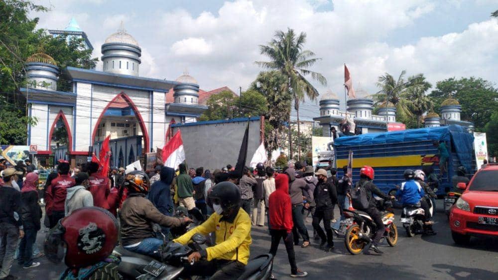 Demonstrasi mahasiswa di Makassar menolak pengesahan UU Omnibus Law Cipta Kerja, Rabu (7/10/2020). IDN Times/Sahrul Ramadan