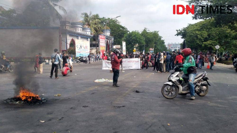 Aliansi Barbar Makassar Demo Tutup Jalan, Desak UU Ciptaker Dicabut