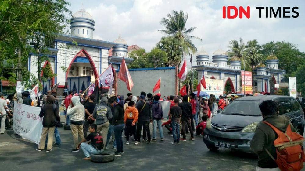 Demonstrasi mahasiswa di Makassar menolak pengesahan UU Omnibus Law Cipta Kerja, Rabu (7/10/2020). IDN Times/Sahrul Ramadan