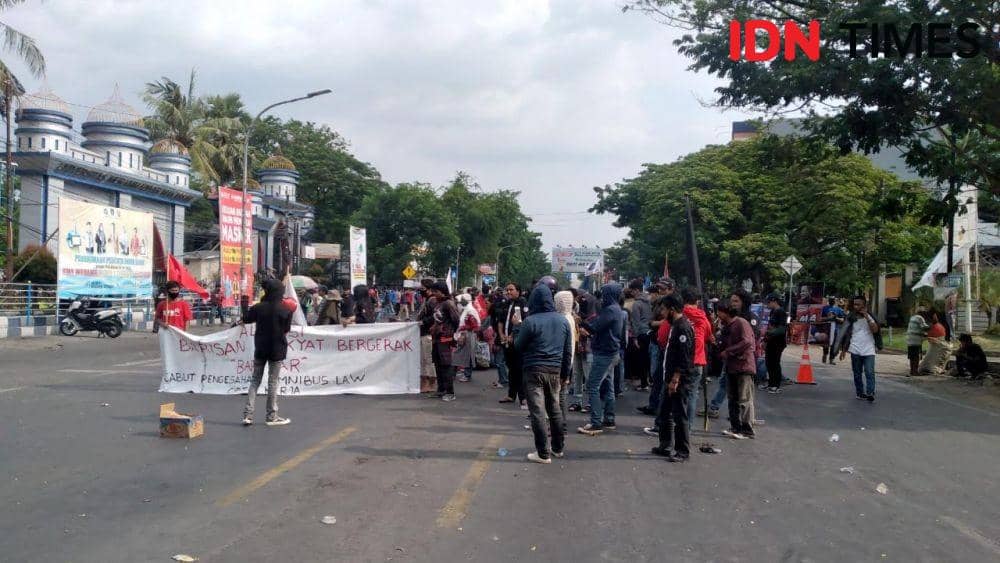 Demo di Makassar, 105 Orang Ditangkap Jalani Tes COVID-19 dan Narkoba