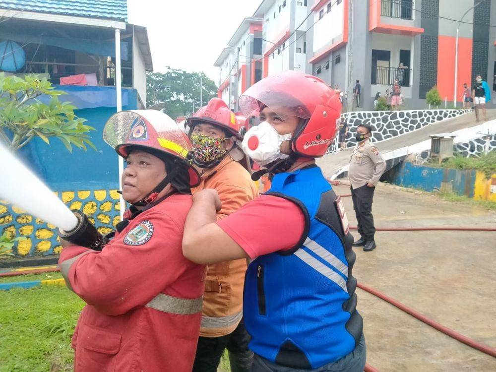 Petugas berupaya padamkan api (Dok Info Bencana/ IST)