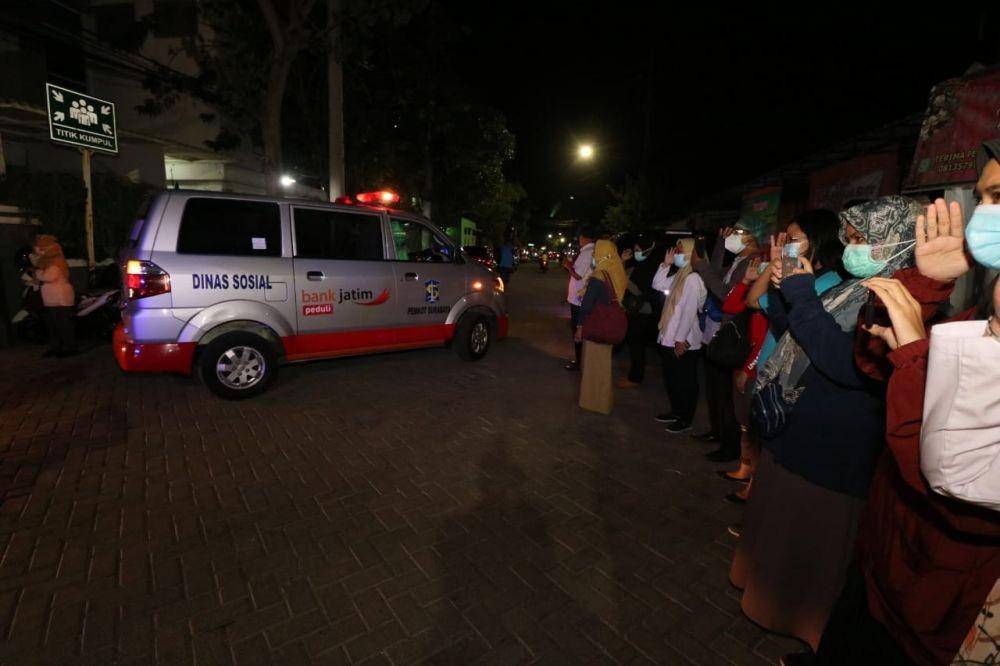 Pelepasan jenazah sopir ambulans Puskesmas Medokan Ayu Surabaya yang meninggal akibat COVID-19. Dokumentasi Istimewa