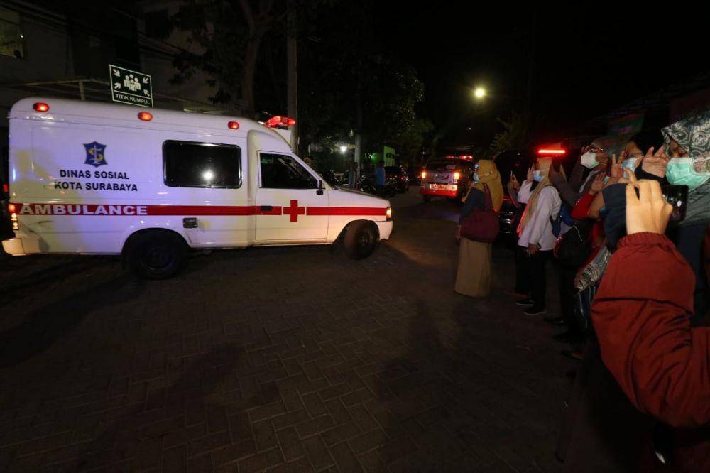 Pelepasan jenazah sopir ambulans Puskesmas Medokan Ayu Surabaya yang meninggal akibat COVID-19. Dokumentasi Istimewa