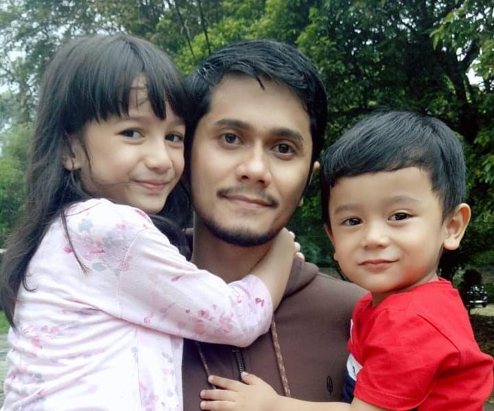 Ditinggal Istri Pertama, 9 Potret Ferdi Ali Bersama Kedua Anaknya