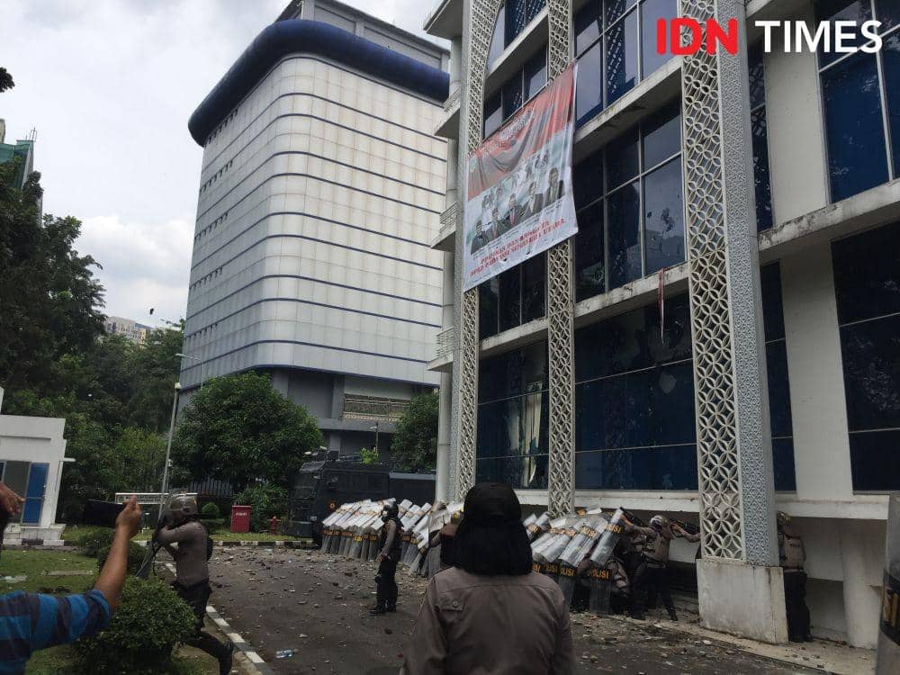 [BREAKING] Massa Lempar Batu dan Petasan, Kaca Gedung DPRD Sumut Pecah