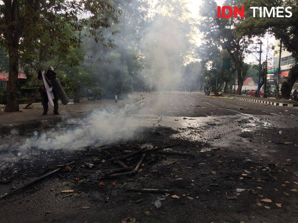 Sisa-sisa papan bunga yang dibakar massa (IDN Times/Indah Permata Sari)