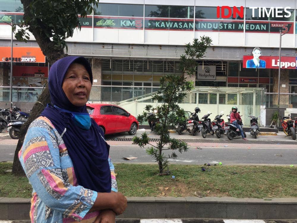 Salah seorang pekerja papan bunga (IDN Times/Indah Permata Sari)