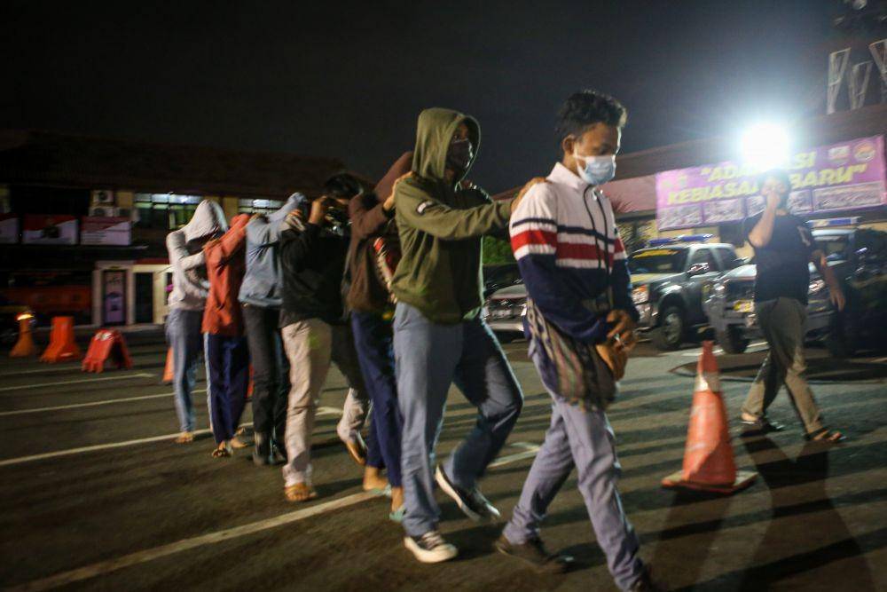 Pelajar ditangkap saat akan ikut demo menolak Omnibus Law (ANTARA FOTO/Fauzan)
