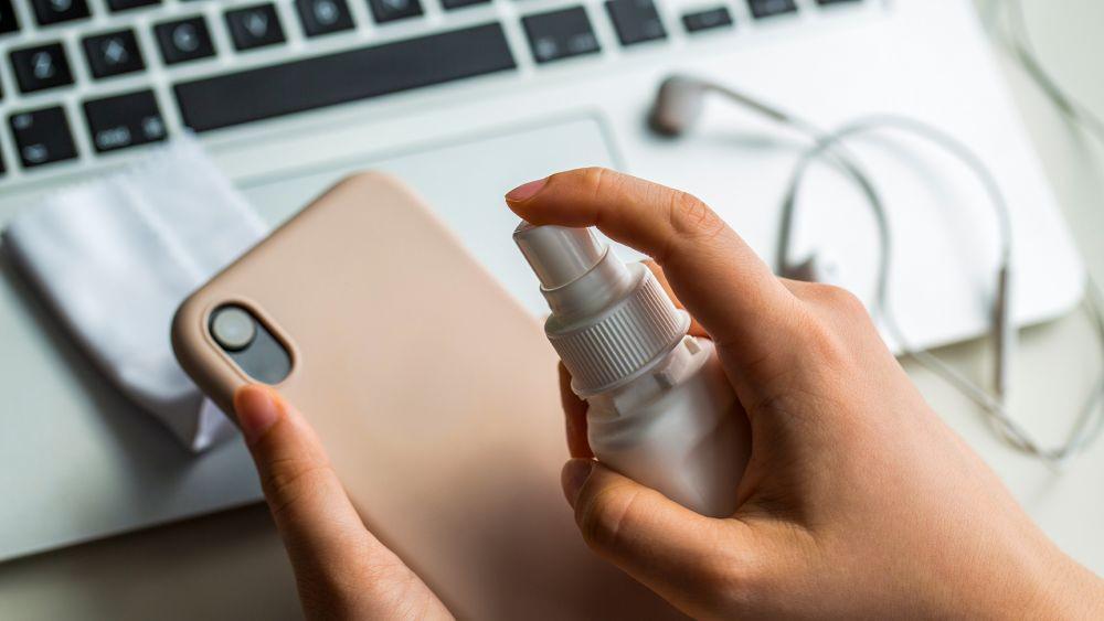 Mudah dan Cepat, 7 Cara Membersihkan Casing Smartphone yang Kotor