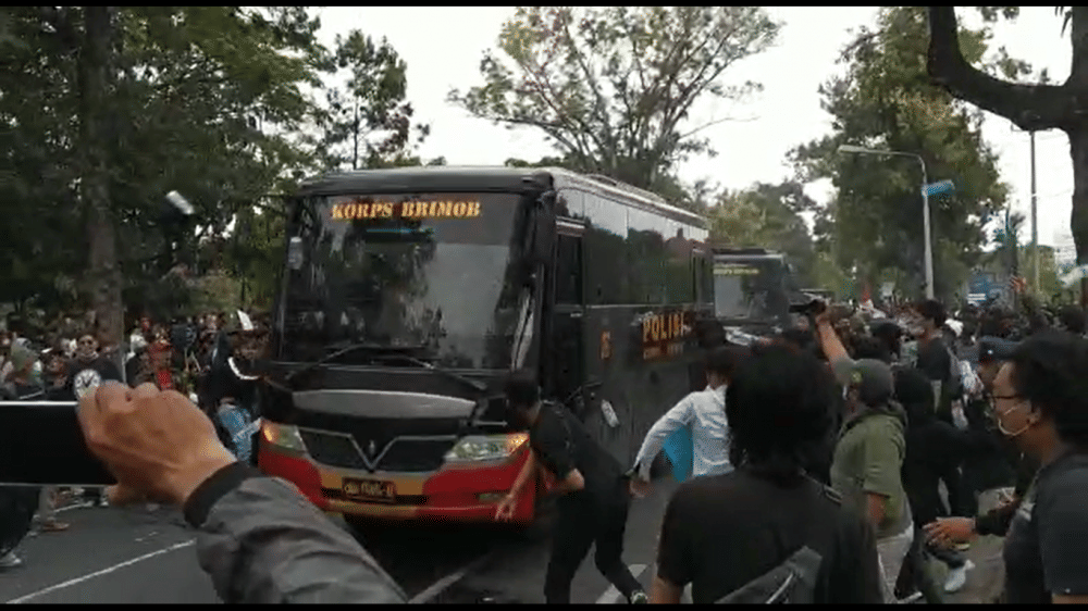 [BREAKING] Polisi Tembakkan Gas Air Mata di Tengah Demo Denpasar