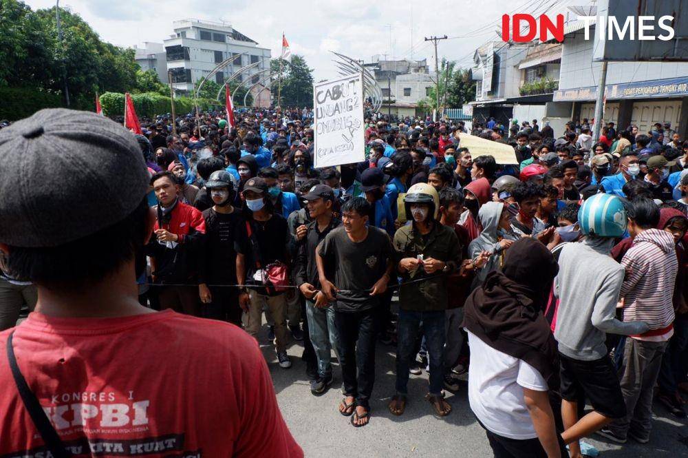 Massa AKBAR Sumut berjumlah ribuan terdiri dari berbagai elemen (IDN Times/Prayugo Utomo)