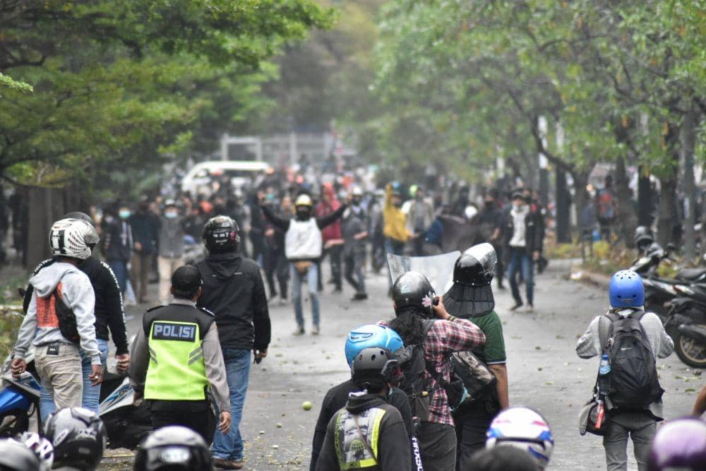 Aparat dan Oknum Pendemo di Bandung Saling Lempar Batu di Gedung Sate