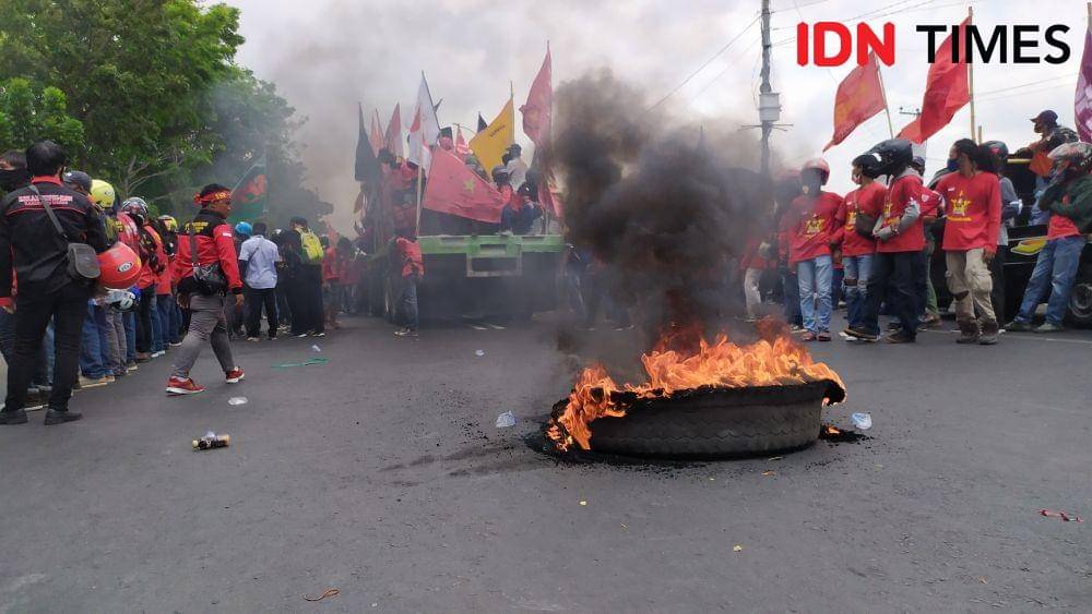 Demonstran mengepung kantor DPRD Sulsel tuntut Omnibus Law dicabut. IDN Times/Sahrul Ramadan