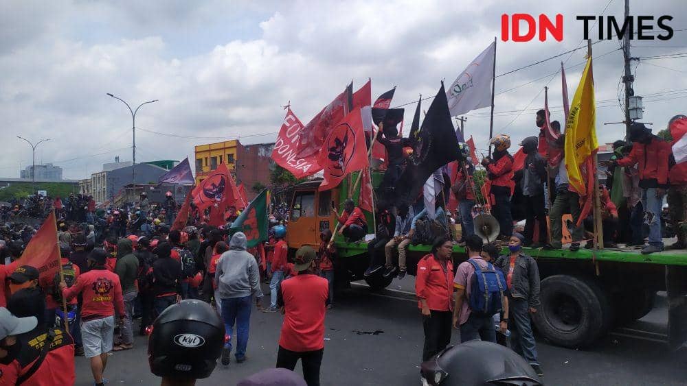 [BREAKING] Seribuan Pendemo Omnibus Law Mulai Padati Kantor DPRD Sulsel