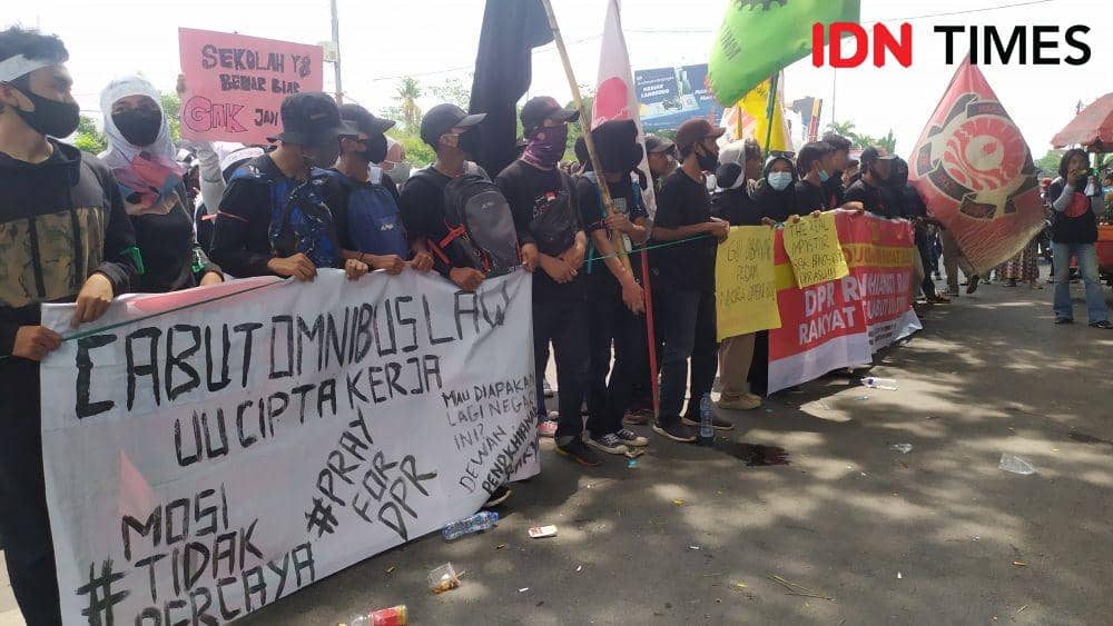 Demonstran mengepung kantor DPRD Sulsel tuntut Omnibus Law dicabut. IDN Times/Sahrul Ramadan