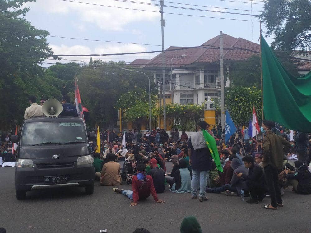 Aksi massa di depan pertigaan UIN Sunan Kalijaga. IDN Times/Siti Umaiyah