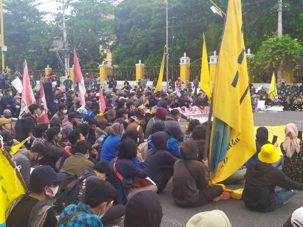 Tak Cuma di DPRD, Massa Juga Berdemo di Pertigaan UIN Sunan Kalijaga