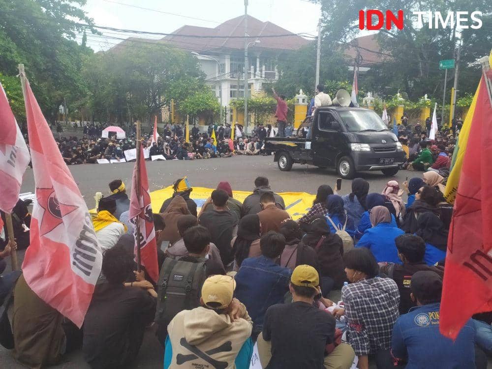 Aksi massa di depan pertigaan UIN Sunan Kalijaga. IDN Times/Siti Umaiyah