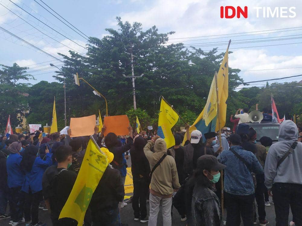 Aksi massa di depan pertigaan UIN Sunan Kalijaga. IDN Times/Siti Umaiyah
