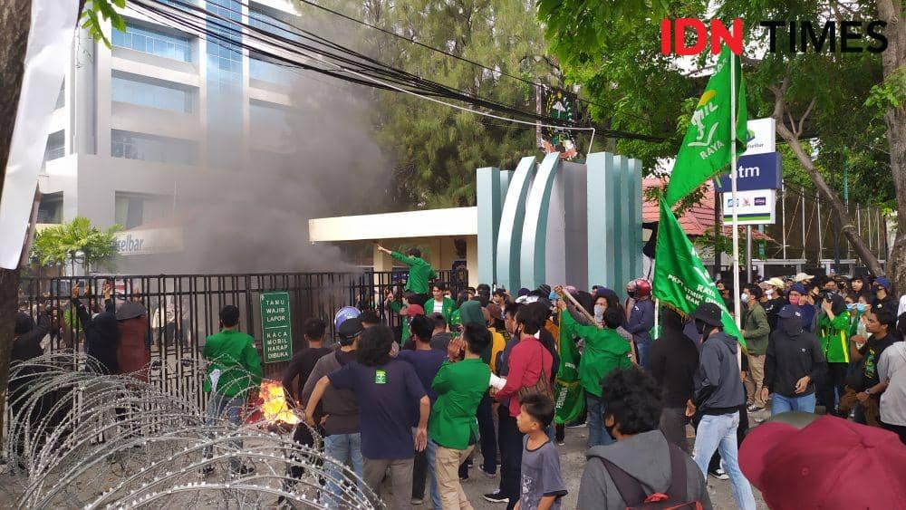 Demonstran mengepung kantor DPRD Sulsel tuntut Omnibus Law dicabut. IDN Times/Sahrul Ramadan