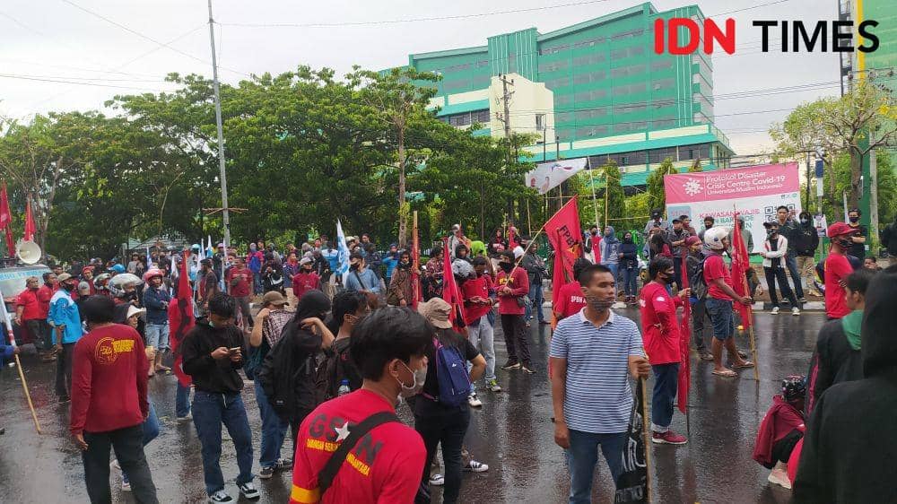Hujan Tak Surutkan Massa Demonstrasi UU Ciptaker di Makassar