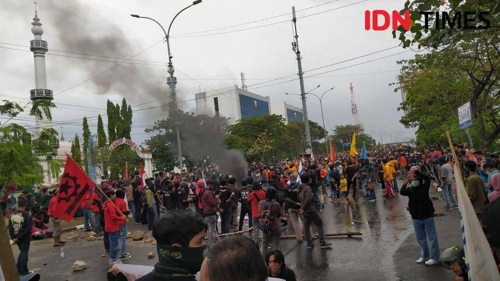 Demo penolakan Ombibus Law di depan Kampus UMI Makassar, Kamis (8/10/2020). IDN Times/Asrhawi Muin